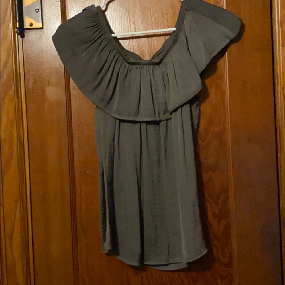 Gray blouse with ruffled sleeves